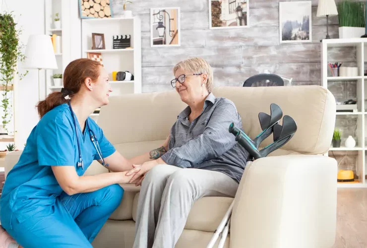 خدمة الطب المنزلي بمكة: راحة، عناية، ومتابعة دقيقة من مجمع الرقي الطبي العام