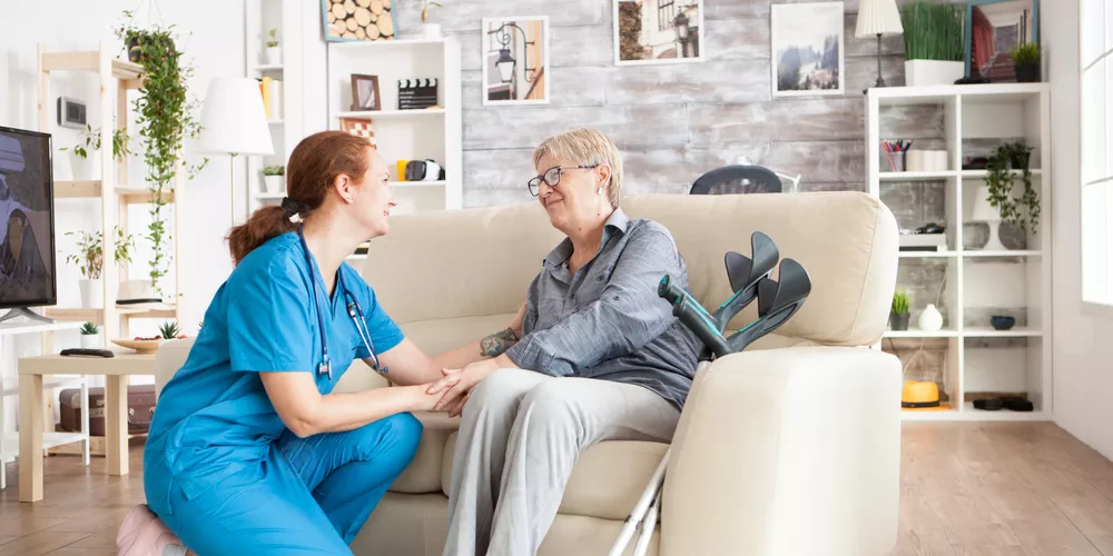 خدمة الطب المنزلي بمكة: راحة، عناية، ومتابعة دقيقة من مجمع الرقي الطبي العام